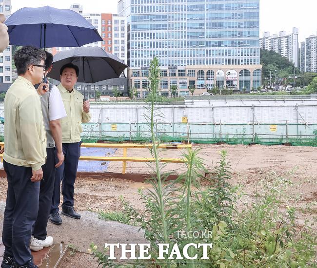 임병택 시흥시장이 월곶판교 복선전철 건설 현장을 찾아 긴급 안전 점검을 진행했다./시흥시