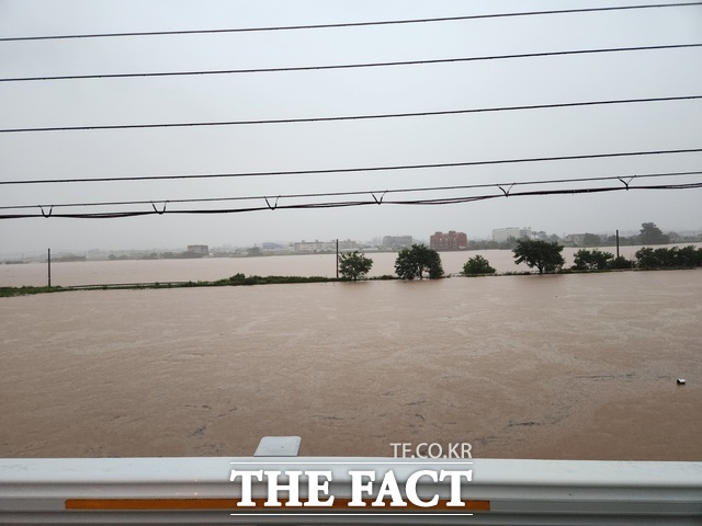 송미령 농림축산식품부 장관이 집중호우로 피해를 본 농가를 위해 신속한 손해평가와 피해조사를 통한 보험금 및 복구비를 지급할 계획이라고 18일 밝혔다. 사진은 서산의 도로와 농경지 침수 모습 /서산시.