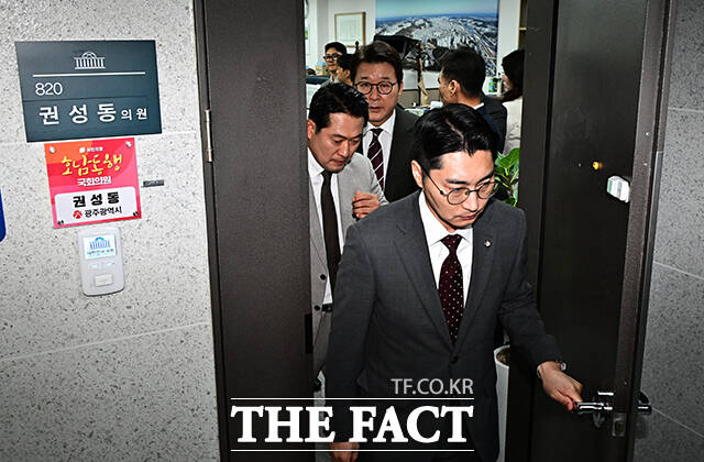 국민의힘 의원들이 18일 오후 서울 여의도 국회 의원회관 내 김건희 특검팀이 압수수색 중인 권성동 의원실에서 나와 이동하고 있다. /국회=배정한 기자