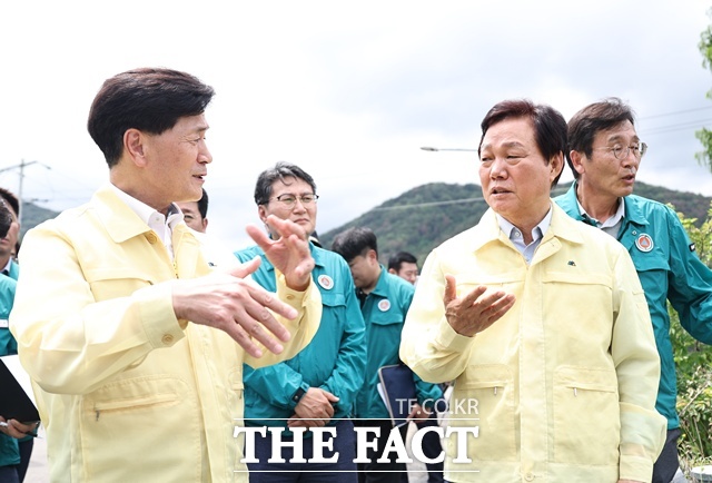 박완수(오른쪽) 경남지사가 18일 집중호우 피해 현장인 밀양시 청도천 일대를 방문해 하천 범람 상황을 직접 점검하고 있다. /경남도