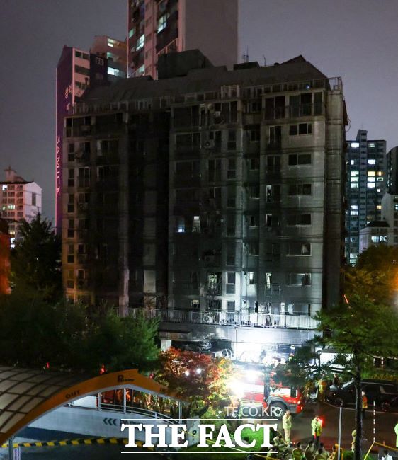 광명시 소하동 오크팰리스 아파트에 17일 오후 큰불이 일어나 다수의 인명 피해가 발생했다./뉴시스