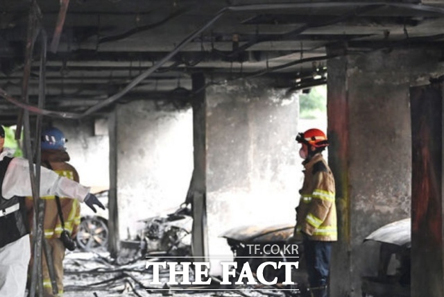 경찰과 소방 및 국립과학수사연구원 등 관계자들이 18일 경기도 광명시 소하동 아파트 화재 현장에서 합동감식을 하고 있다. /뉴시스