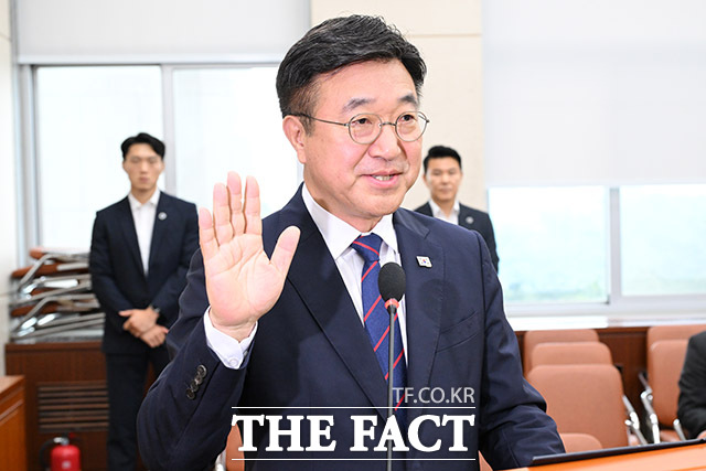 윤호중 행정안전부 장관 후보자가 18일 오전 서울 여의도 국회 행정안전위원회에 출석해 선서를 하고 있다. /국회=남용희 기자