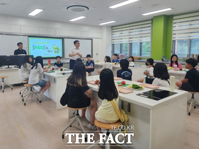 전북농협 전주시지부가 18일 전주대정초 어린이를 초청해 건강한 식습과 교육 및 스쿨팜 식체험 행사를 진행하고 있다. /전북농협 전주시지부