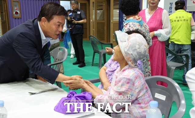 이학수 정읍시장이 18일 감곡양수제(경로당)를 찾아 어르신들의 건강과 안전 상황을 직접 살피고 있다. /정읍시