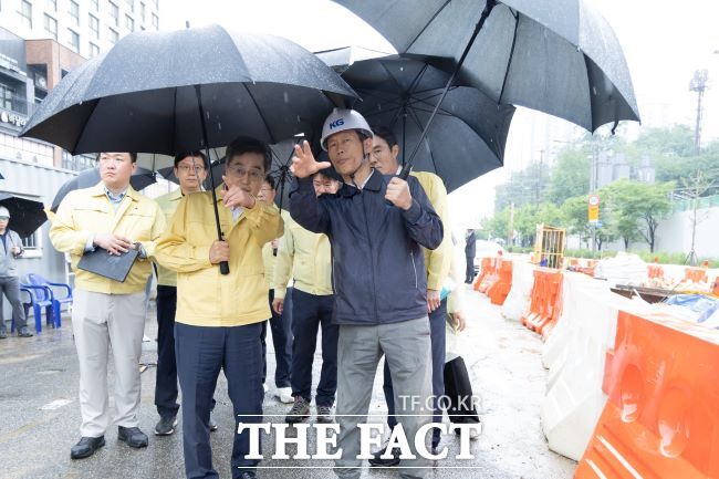 김동연 경기도지사가 16일 오후 수원 화산지하차도 공사현장을 찾아 강우 대비 사전 점검을 하고 있다./경기도