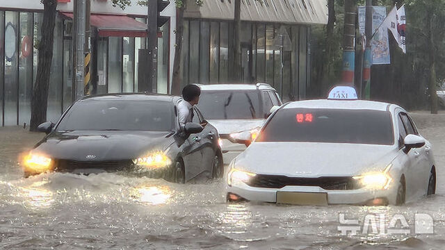 17일 시간당 86㎜의 폭우가 쏟아진 광주 북구청 앞 교차로. / 뉴시스