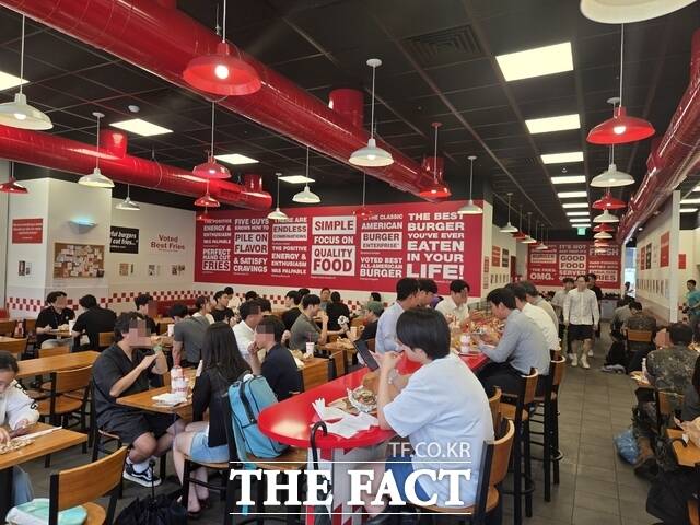 18일 오후 서울시 강남구 파이브가이즈 강남점을 찾은 소비자들이 좌석에 앉아 식사하고 있다. /서초동=우지수 기자