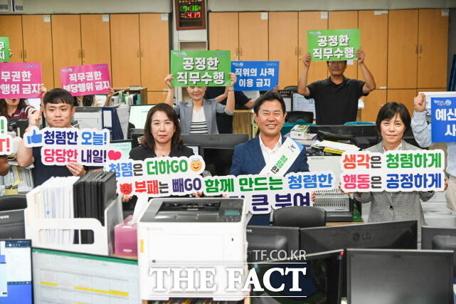 부여군이 지난 16일 군청 신관 로비에서 열린 기관장과 함께하는 청렴 온(On)데이를 열고 각오를 다지고 있다. /부여군