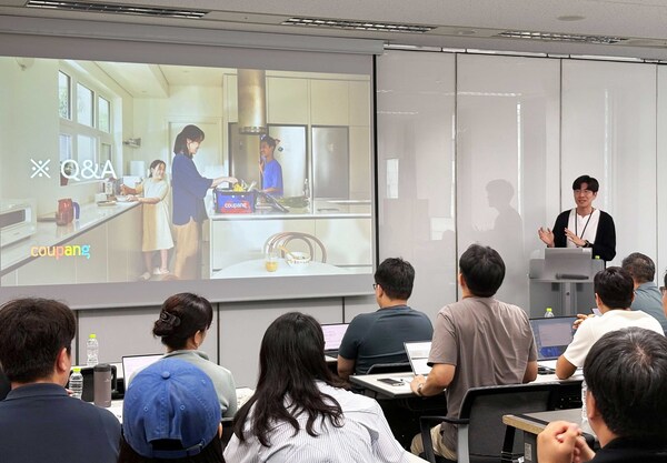 쿠팡이 로켓프레시 신규 협력사를 대상으로 매뉴얼 교육을 진행 중인 모습. /쿠팡