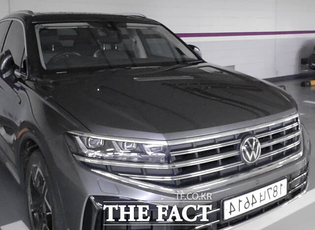 ‘오승혁의 팩트 DRIVE’는 <더팩트> 오승혁 기자가 직접 타보고, 확인하고, 묻고 답하는 자동차 콘텐츠다. 흔한 시승기의 답습이 아니라 ‘오해와 진실’을 짚는 질문형 포맷으로, 차에 관심 있는 대중의 궁금증을 대신 풀어준다. 첫 시간에는 폭스바겐 투아렉의 소문과 사실을 점검했다. /상암=오승혁 기