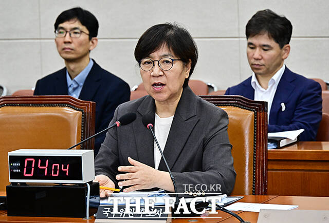 질의에 답변하는 정은경 보건복지부 장관 후보자.