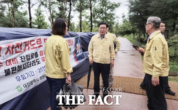 장종태 국회의원(민주당, 대전 서구갑, 사진 가운데)이 17일, 대전 서구 상습 침수 지역인 정림동과 레이크포레아파트를 방문해 현장을 살폈다. 이날 현장 점검에는 조규식 서구의회 의장과 최지연 의원이 함께했다./의원실