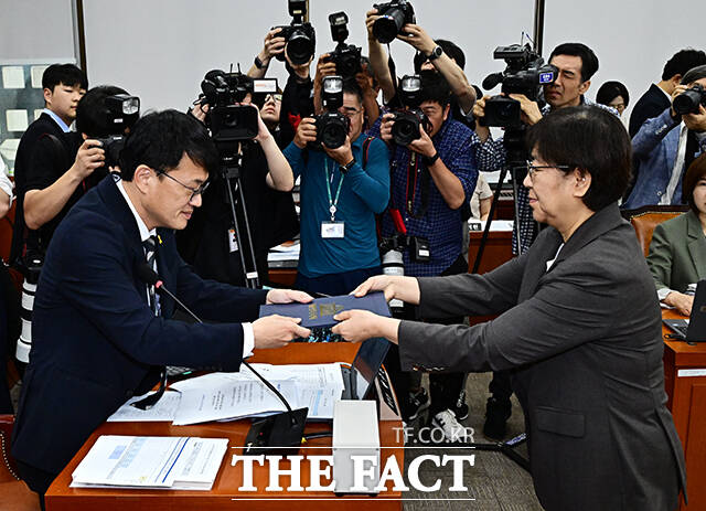 박주민 복지위원장에게 선서문 제출하는 정은경 보건복지부 장관 후보자.