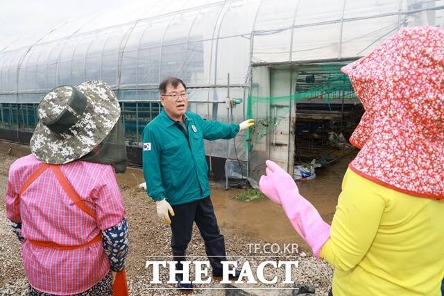 18일 집중호우 피해 상황을 점검하고 있는 이승화 산청군수 /산청군