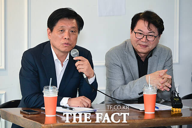 조승래 대변인(왼쪽)이 지난 13일 서울 종로구의 한 카페에서 열린 국정기획위원회 기자간담회에서 이한주 위원장과 함께 취재진 질의에 답변하고 있다./남윤호 기자