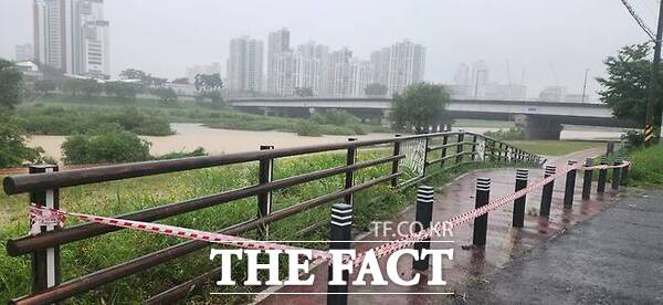 대전 갑천변 출입을 금지하는 통제선이 내걸려 있다./뉴시스