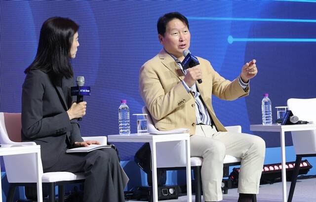 최태원 SK그룹 회장 겸 대한상의 회장이 18일 경북 경주 라한셀렉트에서 열린 AI 토크쇼에 참여해 AI 발전 방안에 관해 설명하고 있다. /대한상의