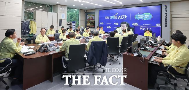 임병택 시흥시장(왼쪽)이 김동연 경기도지사 주재 재난안전대책 영상회의에 참여하고 있다./시흥시