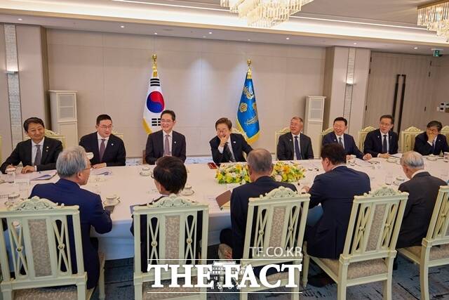 이재명 대통령이 6월 13일 오전 용산 대통령실에서 5대 그룹 총수 및 경제 6단체장과 경제인 간담회를 열고 의견을 나누고 있다. /대통령실