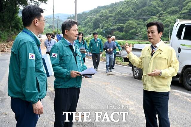 조규일(오른쪽) 진주시장이 집중호우 피해 현장인 명석면 외율마을을 찾아 피해 상황을 점검하고 추가 피해 예방과 신속한 복구를 지시하고 있다./진주시