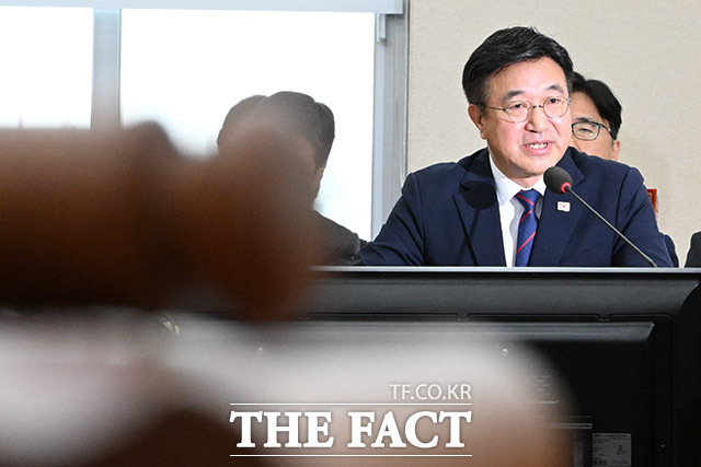 윤호중 행정안전부 장관 후보자가 18일 오전 서울 여의도 국회 행정안전위원회에 출석해 의원 질의에 답하고 있다./남용희 기자