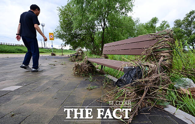 중부와 남부에 내린 집중호우가 소강상태에 접어든 18일 오후 경기 평택시 안성천 군문교 아래 공원 벤치에 급류에 떠밀려온 부유물들이 쌓여 있다. /평택=임영무 기자