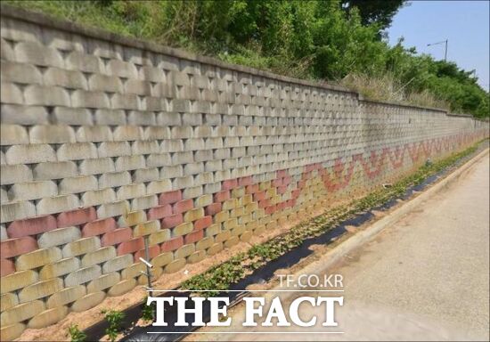 경기 고양시 소재 제2자유로 신평동 구간 옹벽 모습 /고양