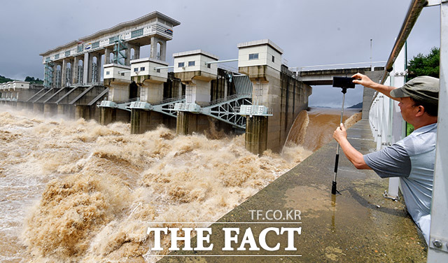 행정안전부 중앙재난안전대책본부(중대본)에 따르면 이날 오전 11시 기준 이번 폭우로 전국에서 4명이 숨지고, 2명이 실종된 것으로 집계됐다. /연천=이덕인 기자