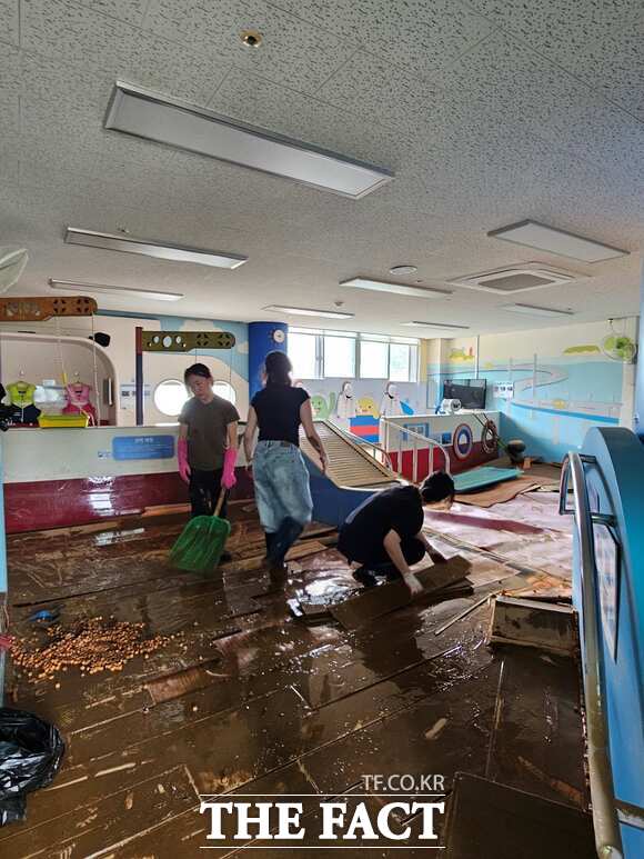 당진 용연유치원 폭우 침수피해 복구 장면. /당진교육지원청