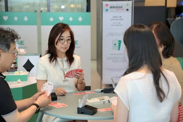 현대백화점이 지난 17일 서울 여의도 더현대 서울에서 열린 전략 카드게임 브리지(Bridge) 토너먼트 대회를 열었다. /현대백화점