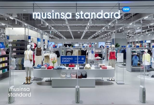 무신사가 무신사 스탠다드 더리버몰 강동점을 개점했다. /무신사