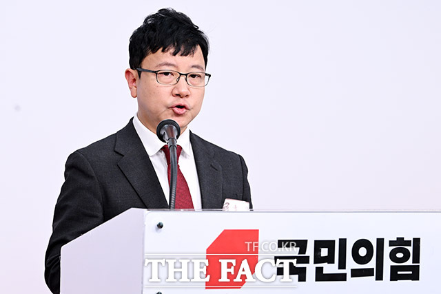 호준석 국민의힘 혁신위원이 18일 오후 서울 여의도 국민의힘 중앙당사에서 혁신위원회 회의 결과를 브리핑하고 있다. /남용희 기자