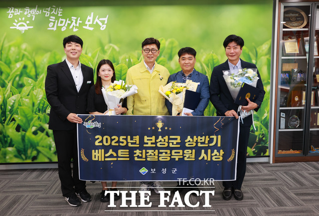보성군이 상반기 베스트 친절공무원 4명을 선정하고 시상하고 있다./보성군