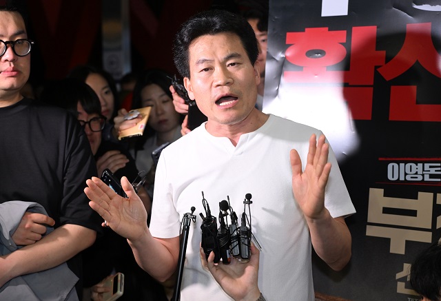 윤석열 전 대통령의 탄핵을 반대했던 한국사 강사 출신 전한길 씨가 지난달 국민의힘에 입당했다. 이를 두고 당 일각에서 부적절하다는 비판이 제기된다. 사진은 전 씨가 5월21일 서울 동대문의 한 영화관에서 영화 부정선거, 신의 작품인가 관람을 마친 뒤 발언하는 모습. /장윤석 기자