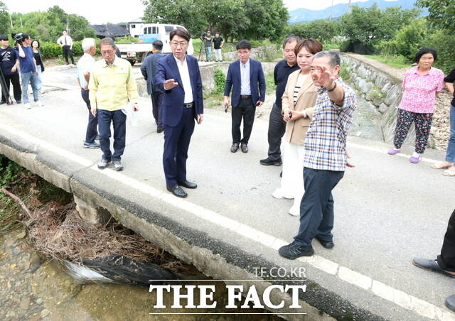 18일 우범기 전북 전주시장이 행정구역 경계에 있는 상습 침수 피해 지역인 완주군 소양면을 찾아 완주군민들과 현장에서 소통하고 있다. /전주시