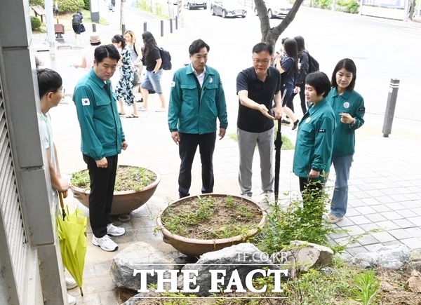 전석광 대전 대덕구의회 의장과 양영자·김기흥·박효서 의원이 18일 침수 피해를 입은 송촌동행정복지센터를 찾아 집중호우에 따른 긴급 현장 점검에 나섰다. /대덕구의회