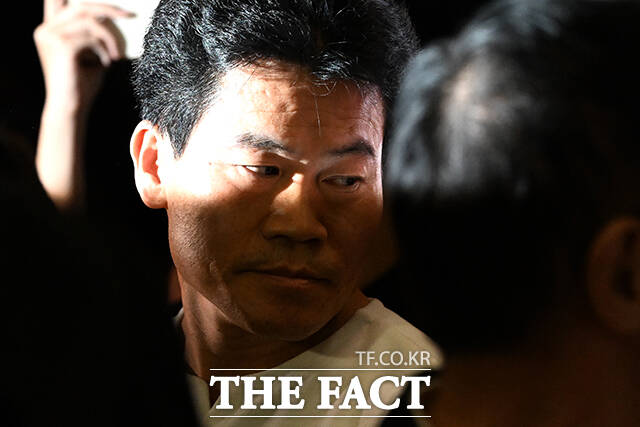 국민의힘이 윤석열 전 대통령의 탄핵 반대 집회를 주도했던 한국사 강사 전한길 씨의 입당을 두고 극심한 혼선을 겪고 있다. 사진은 6·3 대선을 앞두고 전 씨가 지난 5월 21일 서울 동대문의 한 영화관을 찾아 영화 부정선거, 신의 작품인가 관람을 마치고 나오는 모습. /서예원 기자