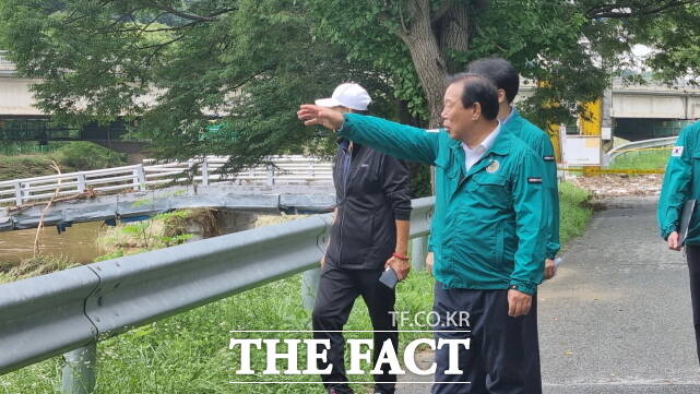 최민호 시장이 18일 소정면 광암교를 직접 찾아 피해상황을 살펴보고 있다. /세종시