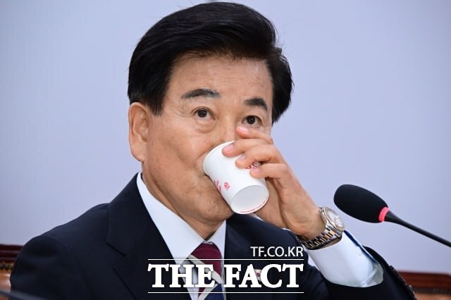 정동영 통일부 장관 후보자는 14일 국회에서 열린 인사청문회에서 김기현 국민의힘 의원의 정 후보자가 북한 대변인 같다는 생각이 많이 든다는 발언에 대해 사과를 요구했다. 사진은 이날 인사청문회 도중 정 후보자가 물을 마시는 모습. /남윤호 기자