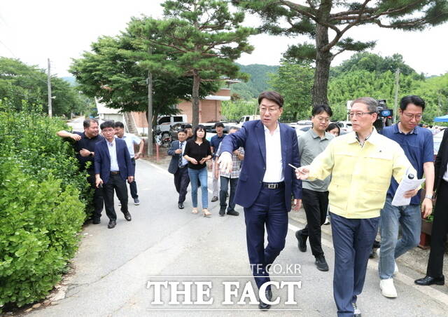 18일 우범기 전북 전주시장이 행정구역 경계에 있는 상습 침수 피해 지역인 완주군 소양면을 찾아 완주군민들과 현장에서 소통하고 있다. /전주시