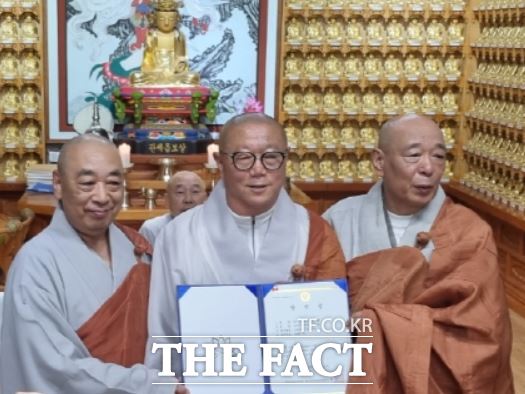 원경스님(가운데)이 당선증을 받고 있다. /김형중 기자