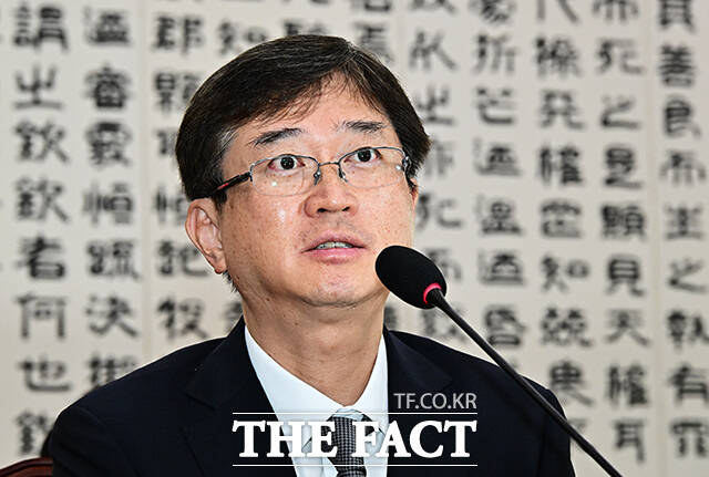 오영준 헌법재판소 재판관 후보자가 18일 오전 서울 여의도 국회에서 열린 인사청문회에 참석해 질의에 답변을 하고 있다. /국회=배정한 기자