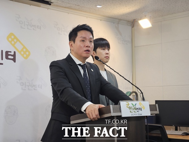 군인권센터는 18일 서울 마포구 센터에서 기자회견을 열고 복수의 제보에 따르면 지난해 11월 18일~22일께 지작사 군사경찰단은 예하 군단 군사경찰단, 사단 군사경찰대대에 전화로 연락해 최루탄 보유 현황을 파악했다고 한다며 야전 사령부에서 계엄을 준비한 정황이 처음으로 드러난 것이라고 주장했다. /이다빈 기자