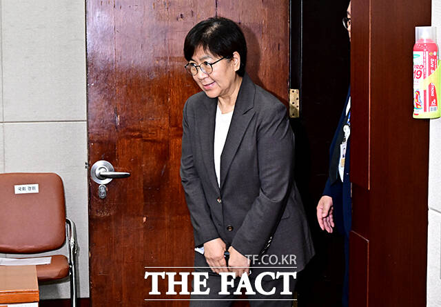 청문회장 들어서는 정은경 보건복지부 장관 후보자.