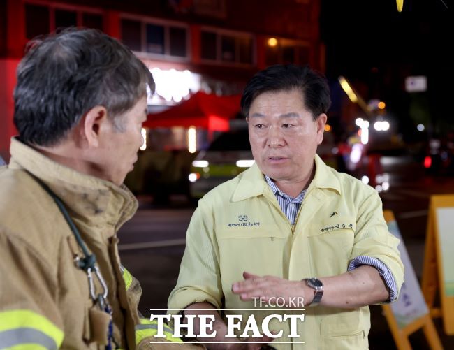 박승원 광명시장이 아파트 화재 현장에서 광명소방서 관계자와 상황에 대처하고 있다. /광명시