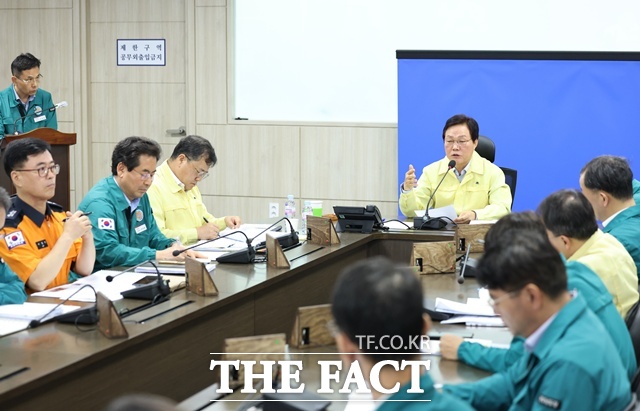 박완수 경남지사가 18일 대통령 주재 ‘집중호우 대처상황 점검회의’ 직후 시·군 단체장들과 영상 긴급 점검회의를 주재하고 있다. /경남도