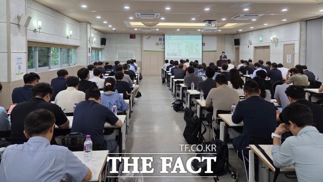 한국토지주택공사(LH)가 18일 동탄2 의료복합개발 재공모 사업설명회를 하고 있다./화성시