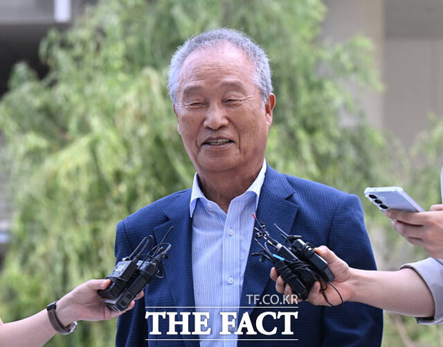 김건희 여사 연루 의혹을 수사하는 민중기 특별검사팀이 조성옥 전 삼부토건 회장에 대해 추가 수사를 거친 뒤 구속영장을 재청구하겠단 입장을 밝혔다. 사진은 조 전 회장이 지난 10일 특검팀에 출석하는 모습. /이새롬 기자