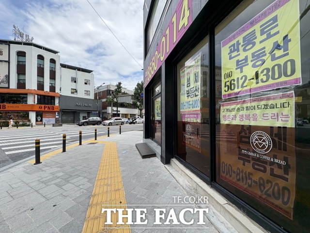 18일 오후 전북 전주시 완산구 경원동 충경로 PNB풍년제과와 관통약국 사거리에 텅 빈 상가들이 속출하고 있다. 세입자를 구한다는 임대문의 부동산 현수막만 곳곳에 을씨년스럽게 걸린 채 침체된 지역 분위기를 보여주고 있다. /전주=이정수 기자